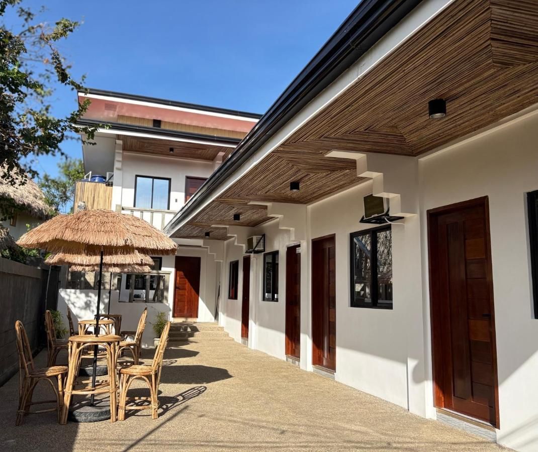 Courtyard between the two wings, with thatched umbrellas and rattan chairs